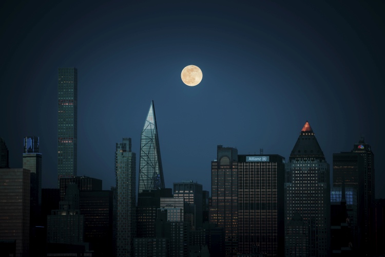 Super-moon over Manhattan van Wei (David) Dai