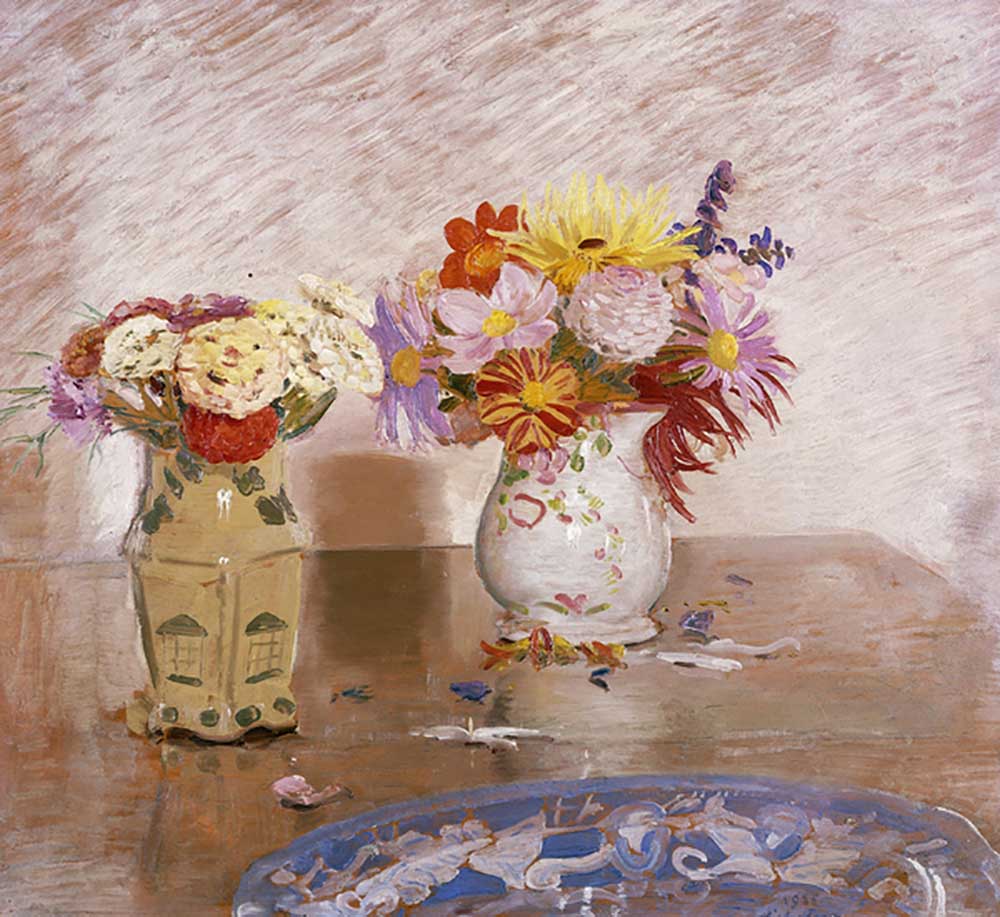 Two Vases of Flowers and a Blue Plate, 1925 van William Nicholson