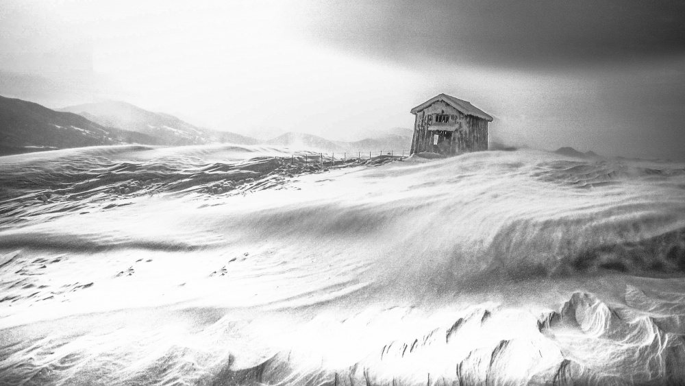 A hut in snowy blizzard van YoungIl Kim