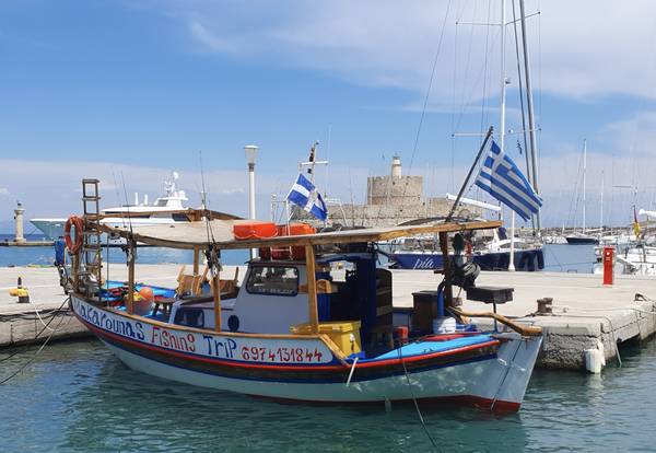 Fischerboot im Yachthafen von Rhodos van zamart